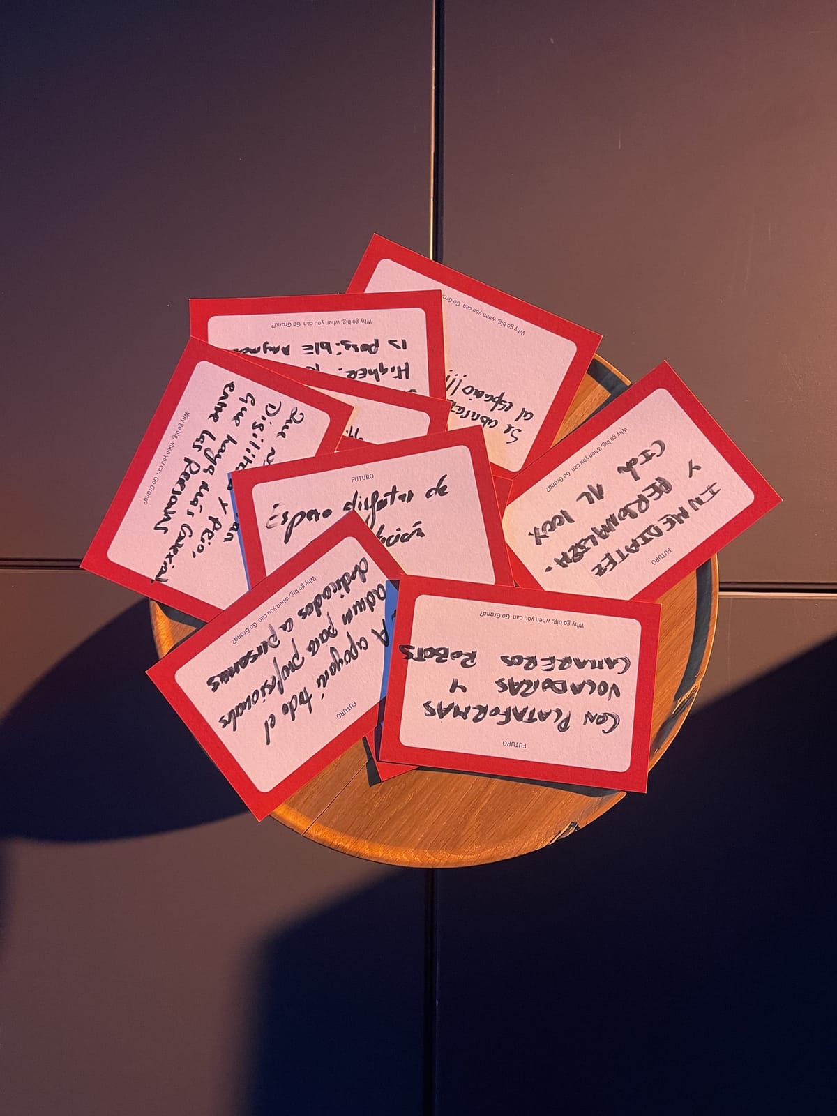 Les cartes de reptes de Christmas Games escampades damunt una safata